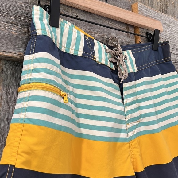Patagonia Men's Wavefarer Boardshorts Blue Yellow Stripe Zipper Pocket Size 30 - Picture 2 of 5